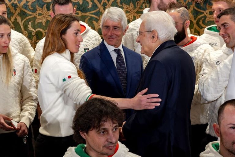 Il Presidente Sergio Mattarella con Sofia Goggia, al termine della cerimonia di consegna della bandiera agli atleti italiani di Milano-Cortina