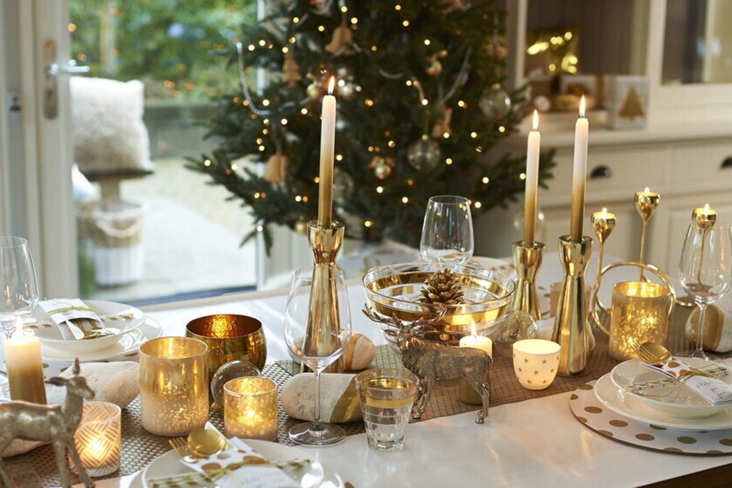 Bicchieri mix and match: combinare bicchieri di stili diversi è quasi una regola nella tavola delle feste. Bicchieri per l’acqua e calici non possono mancare e, se disponibili, l’ideale è avere anche dei flute per il brindisi.