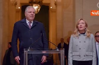 Coro alpini canta Inno Mameli a Palazzo Chigi, dopo "L'Italia chiamò" anche Meloni grida "Sì"