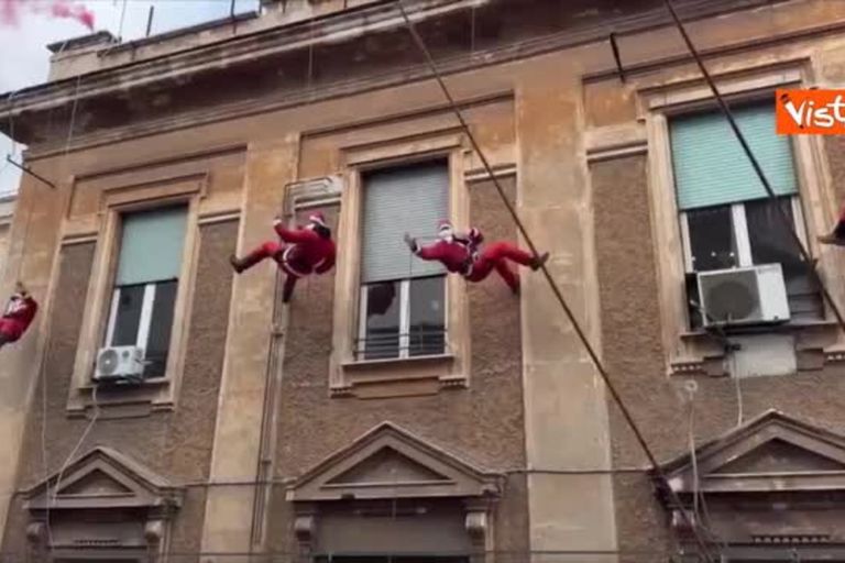 Sorpresa per i piccoli pazienti dell'Umberto I, i poliziotti si calano dal tetto per portare doni