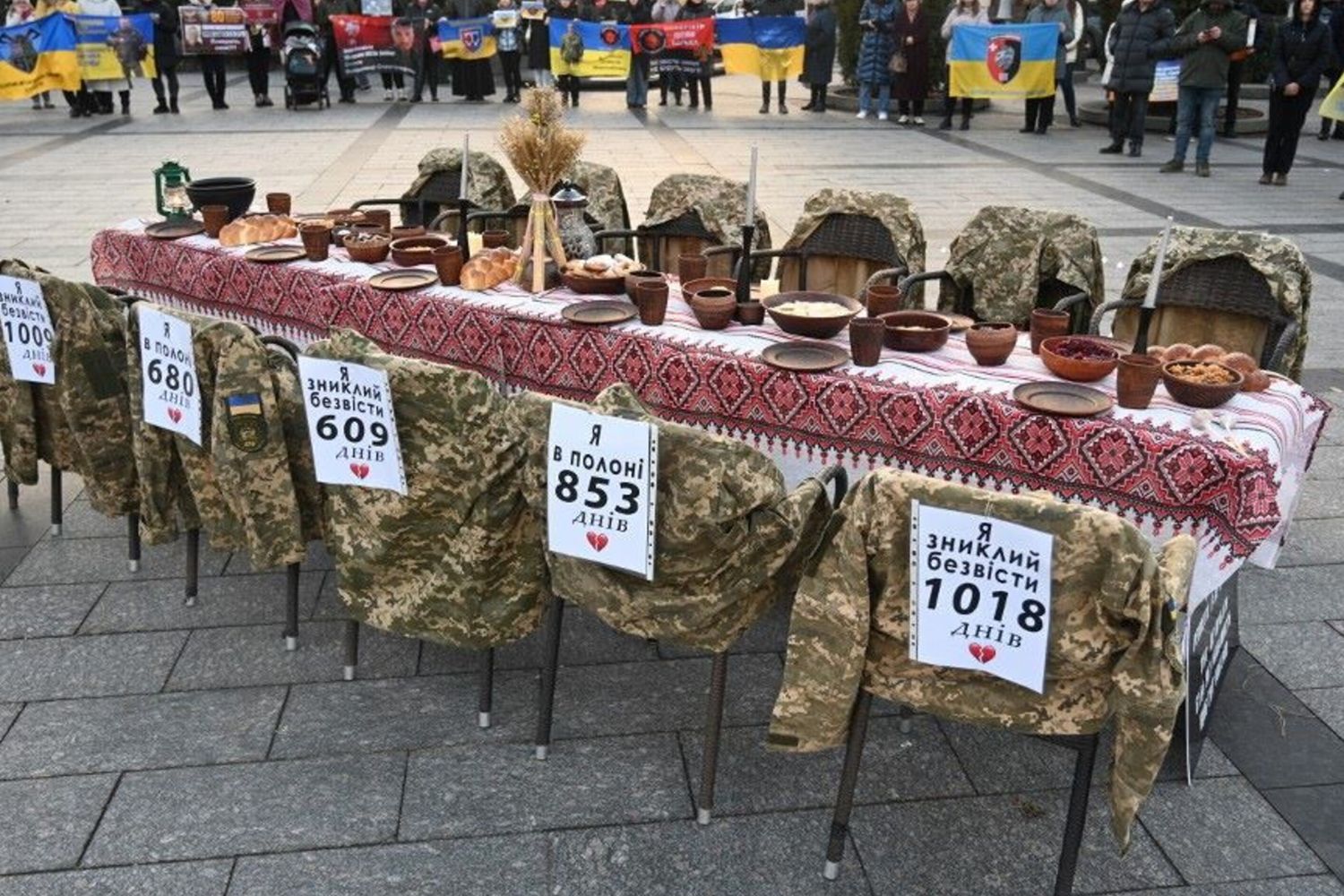 Sedie vuote in Ucraina per ricordare i soldati dispersi