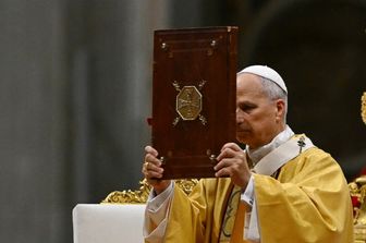 Il Papa sorpresa in piazza San Pietro ringrazia i fedeli: "Siete qui anche con la pioggia"