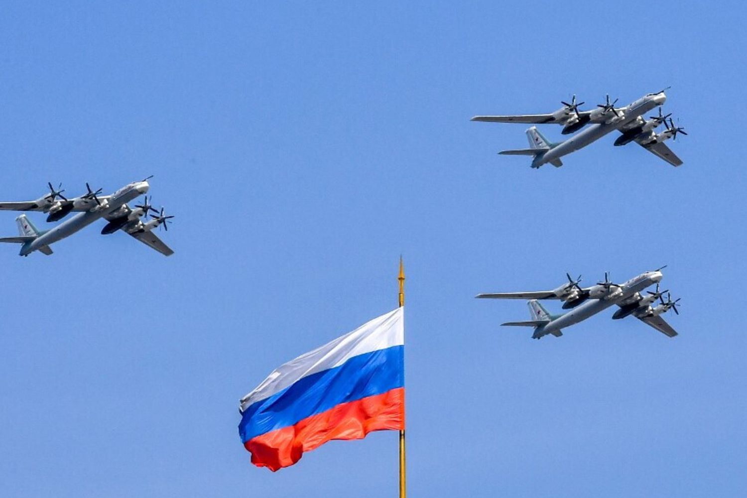 Bombardieri russi Tu-95 sorvolano il Mare di Barents e di Norvegia, seguiti da caccia Nato