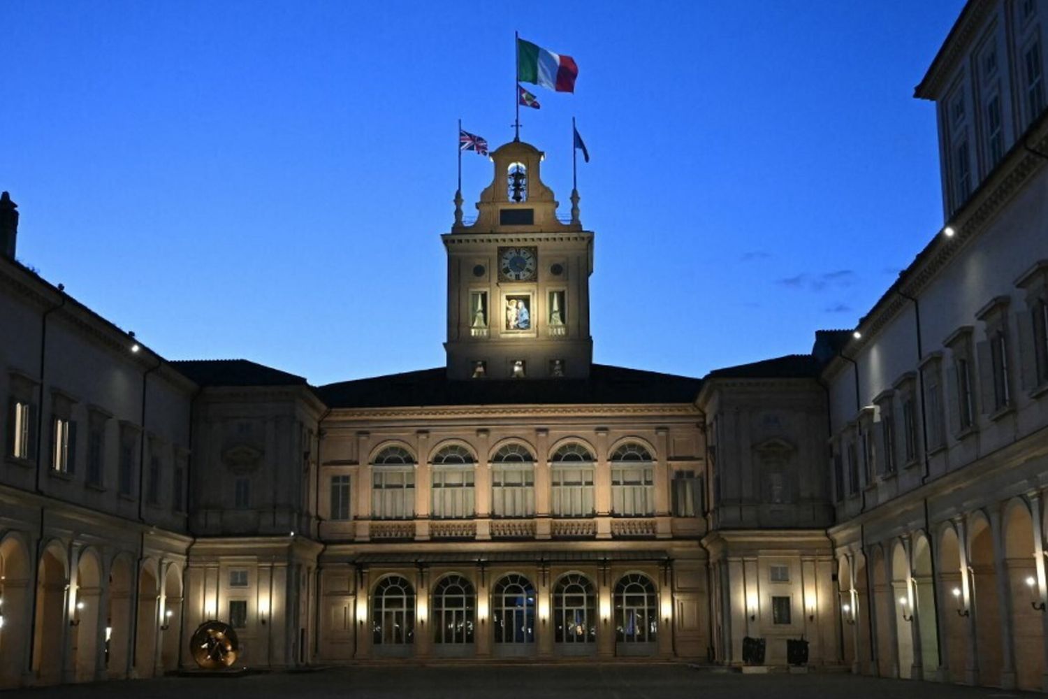 Una clip diffusa sui canali social della Presidenza della Repubblica accompagna, come ogni anno, gli auguri del Colle agli italiani