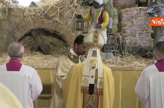 Natale 2025, Papa Leone XIV porta il Bambin Gesù al presepe al termine della Messa in San Pietro