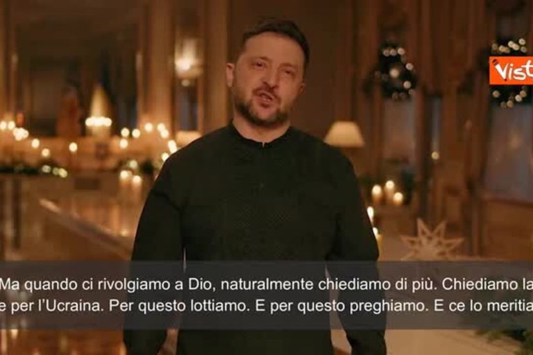 Zelensky: "Tutti vorremmo che Putin muoia, ma a Dio chiediamo solo la pace"