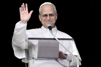 Il Papa all'Angelus di Santo Stefano: "Si abbia il coraggio per il dialogo e la pace"