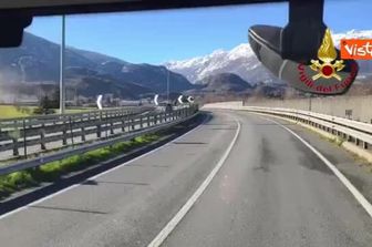 In fiamme il tetto della piscina comunale di Susa (Torino), l'intervento dei vigili del Fuoco