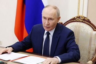 Putin: "Kiev risolva la guerra pacificamente o lo faremo noi militarmente"
