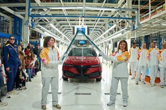 La Fiamma Olimpica arriva all'Alfa Romeo di Pomigliano