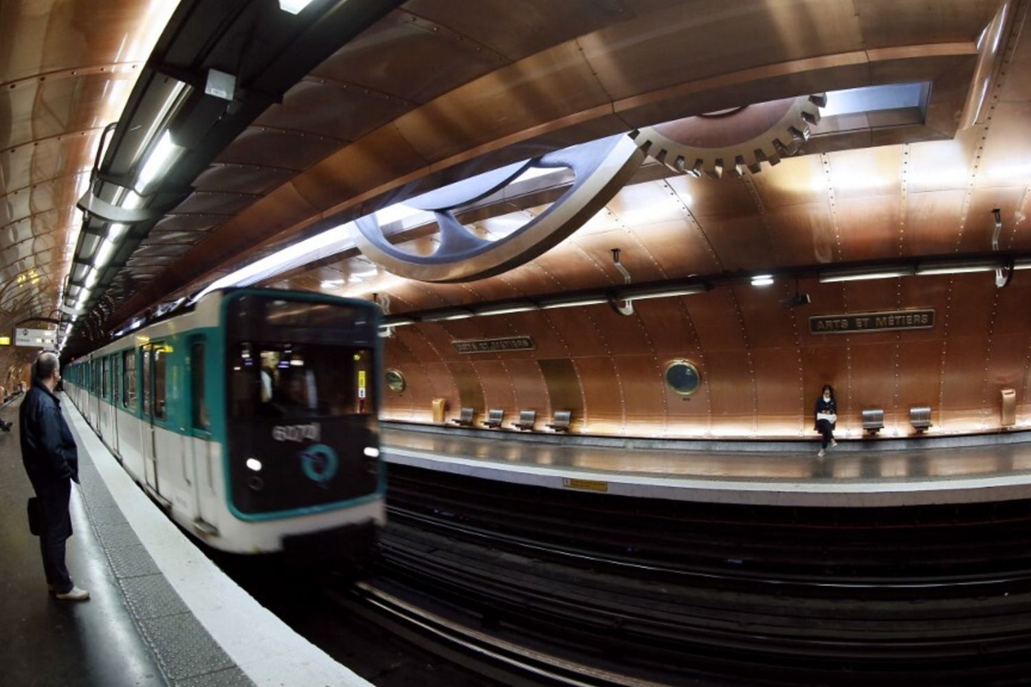 Tre donne accoltellate a Parigi, l'aggressore è un cittadino francese