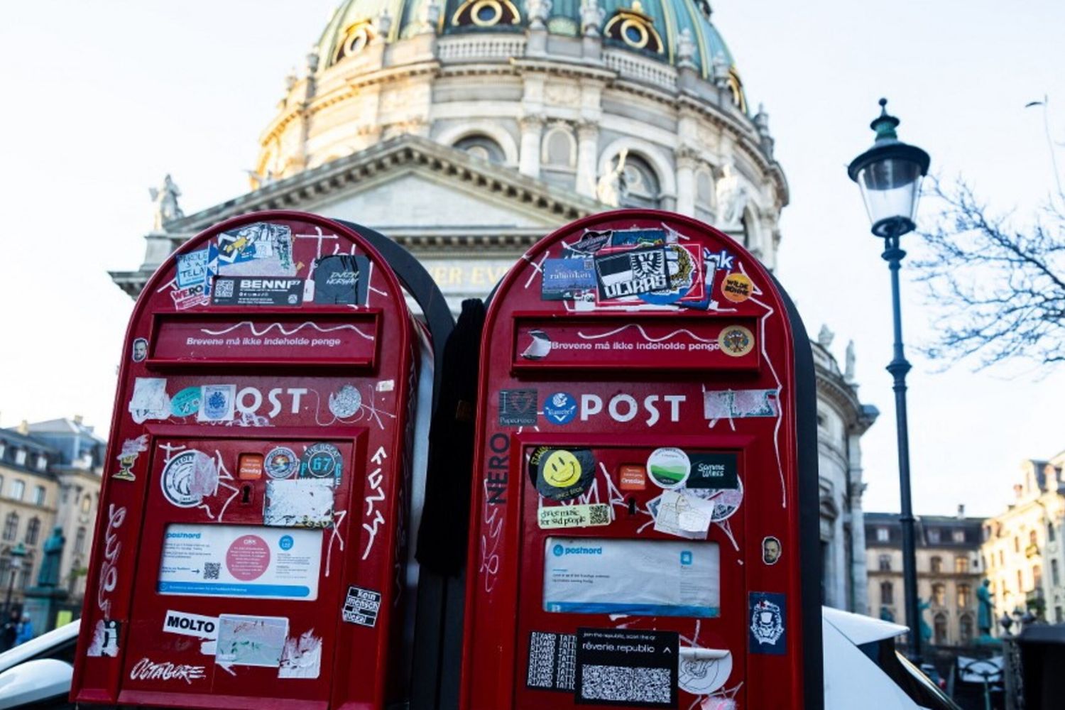 Due cassette postali rosse danesi si trovano di fronte alla Chiesa di Marmo a Copenaghen