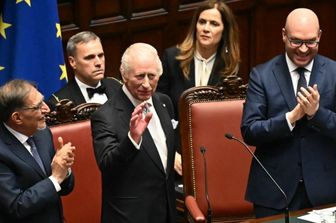 Re Carlo di fronte al parlamento riunito, Roma 9 aprile 2025