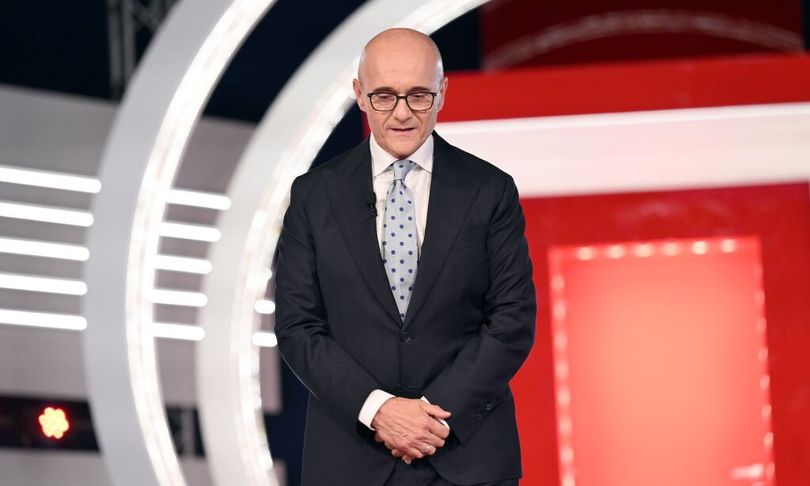 Alfonso Signorini si autosospende da Mediaset dopo le accuse di Fabrizio  Corona