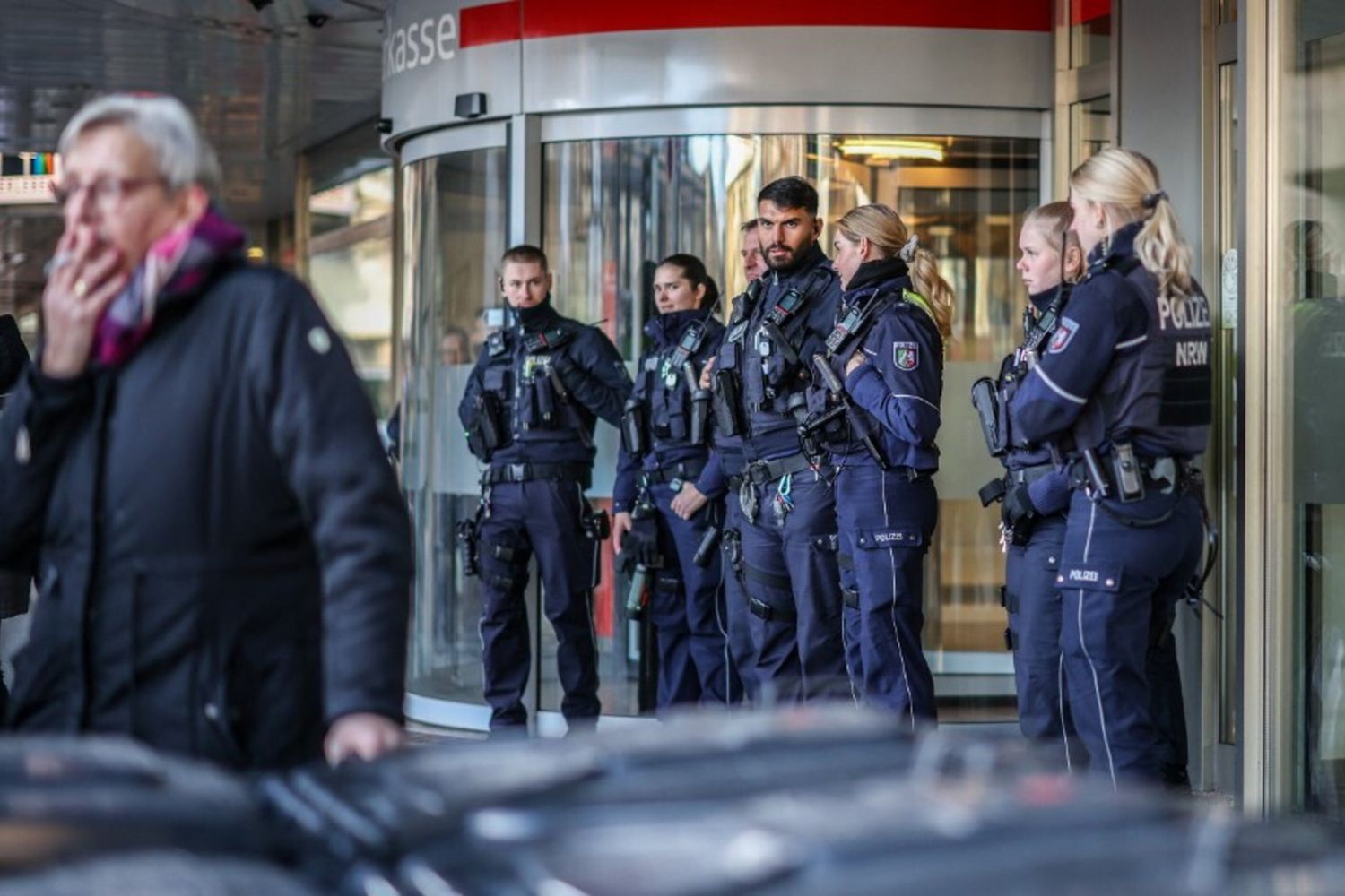 Le immagini della polizia alla filiale derubata