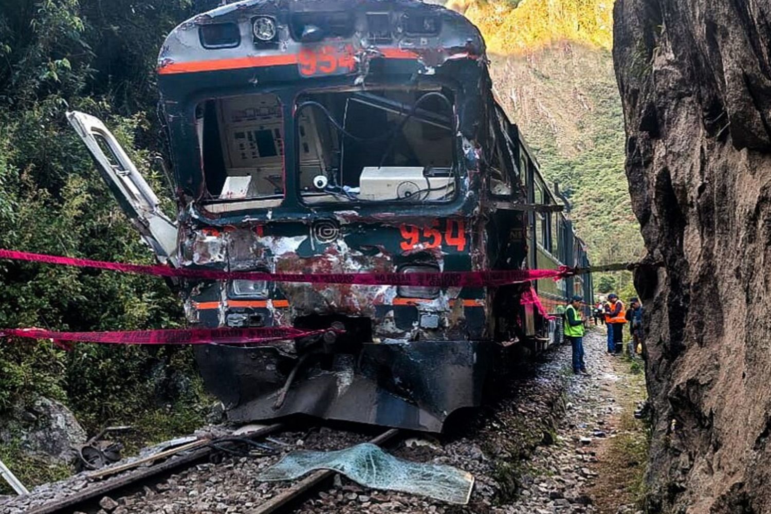 Uno dei due treni coinvolti in uno scontro frontale tra Machu Picchu