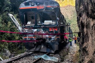 Uno dei due treni coinvolti in uno scontro frontale tra Machu Picchu