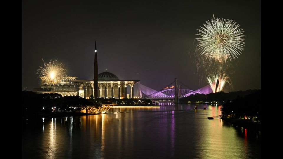 Fuochi d'artificio illuminano il cielo di mezzanotte sopra la moschea Tuanku Mizan Zainal Abidin