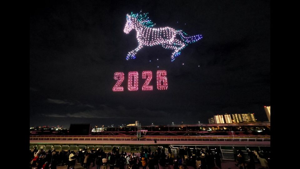 Diversi droni disegnano la figura di un cavallo, l'animale di quest'anno nello zodiaco cinese, nell'aria al Funabashi Horse Park nella città di Funabashi, prefettura di Chiba, Giappone, il 1° gennaio 2026, giorno di Capodann