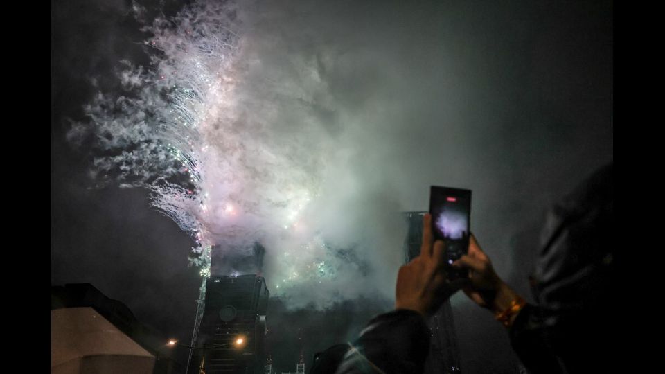 Tapei, i festeggiamenti sotto la pioggia