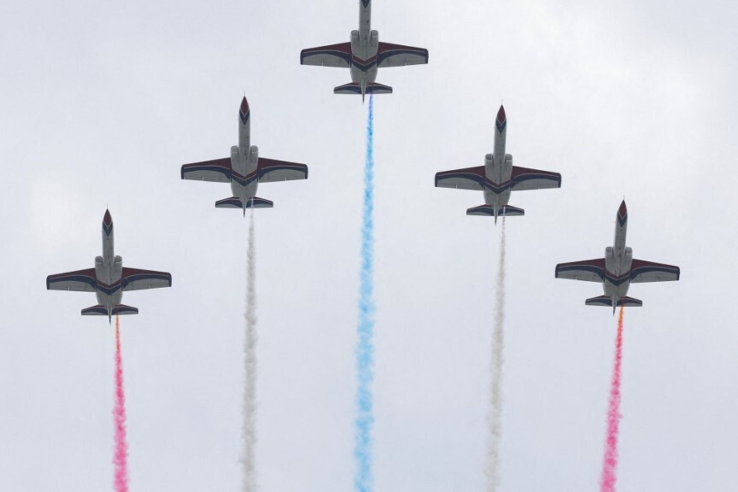 Gli aerei AT-3 della pattuglia acrobatica Thunder Tigers dell'aeronautica taiwanese sorvolano dopo la cerimonia di insediamento del presidente di Taiwan Lai Ching-te e del vicepresidente Hsiao Bi-khim presso l'edificio degli uffici presidenziali di Taipei