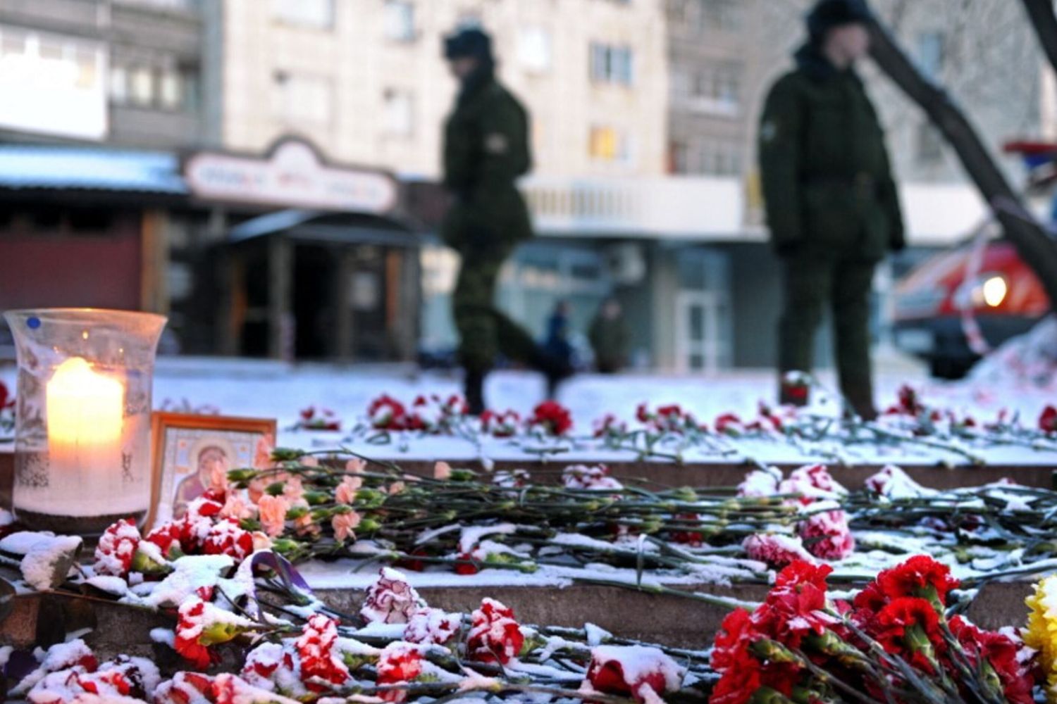 Fiori per le vittime dell'incendio nel nightclub di Perm, Russia