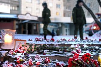 Fiori per le vittime dell'incendio nel nightclub di Perm, Russia