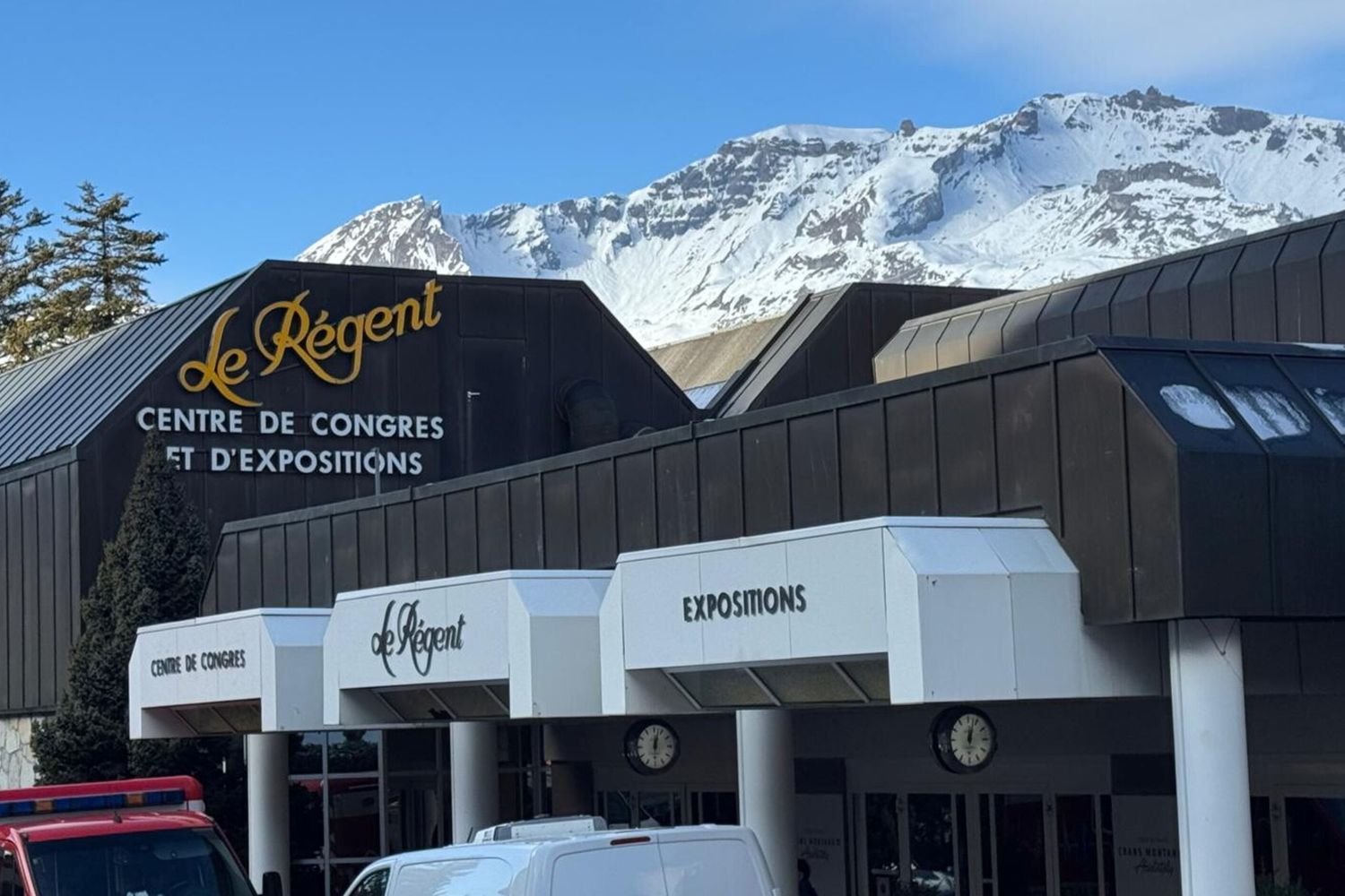 Centro Congressi dove ci sono riuniti i familiari a Crans-Montana