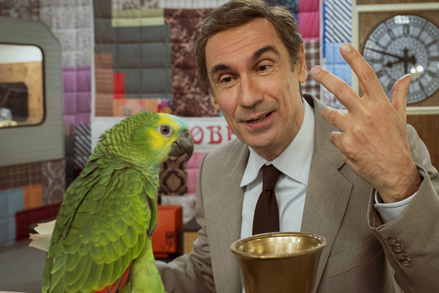 Fabrizio Gifuni è Ebzo Tortora nella serie 'Portobello' di Marco Bellocchio