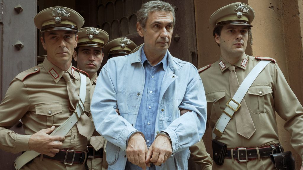 Fabrizio Gifuni è Ebzo Tortora nella serie 'Portobello' di Marco Bellocchio