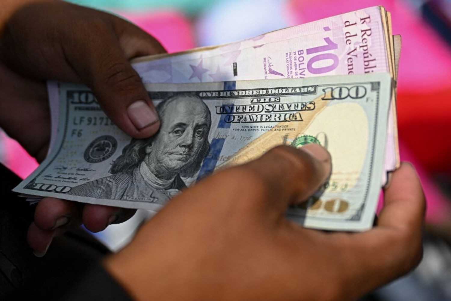 Banconote  in bolivar venezuelani e dollari statunitensi