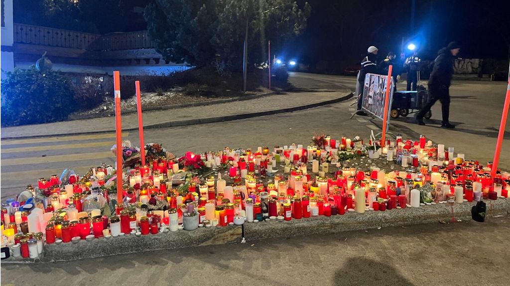 Fiori e messaggi davanti al risto-pub dove è avvenuta la tragedia a Crans-Montana
