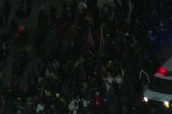Venezuelani festeggiano davanti al carcere di Brooklyn, New York