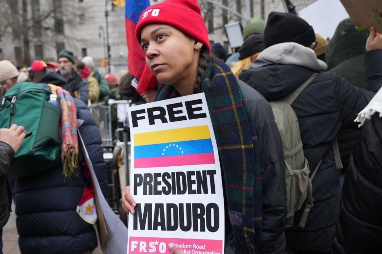 Una manifestazione davanti al tribunale di Manhattan a sostegno di Maduro
