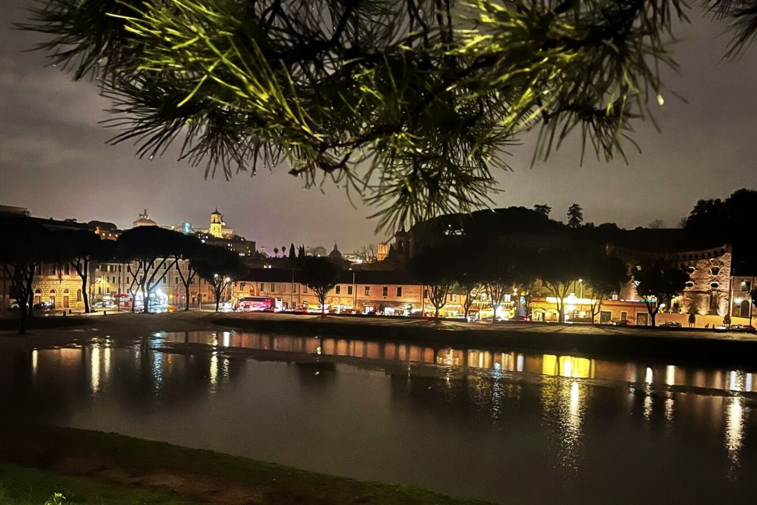 Il forte maltempo ha causato un allagamento in tutto il Circo Massimo