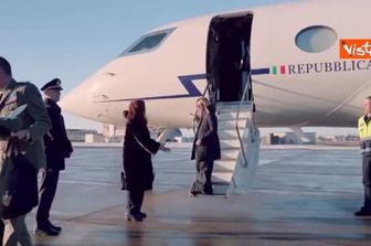 La premier Giorgia Meloni arriva all'incontro dei volenterosi a Parigi