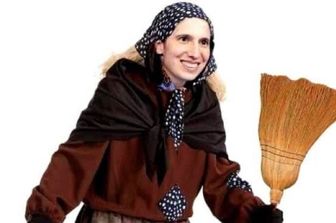 Schlein vestita da Befana su Fb, è bufera sul sindaco di Trieste