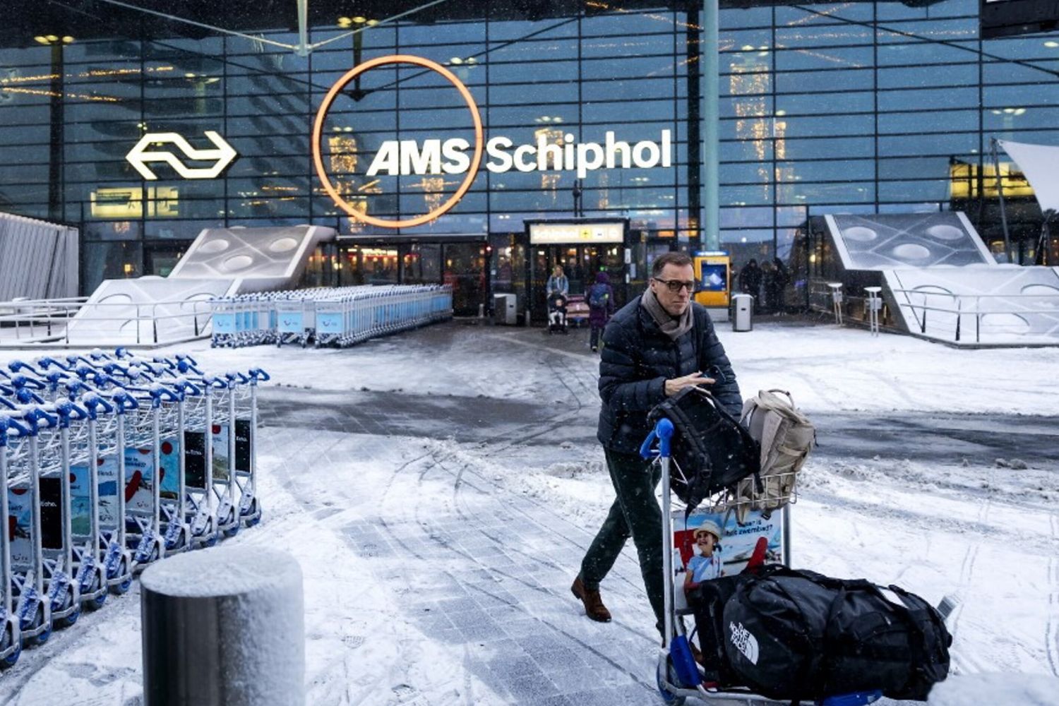Aeroporto di Amsterdam Schiphol: la neve provoca la cancellazione di oltre 700 voli