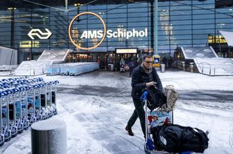 Aeroporto di Amsterdam Schiphol: la neve provoca la cancellazione di oltre 700 voli