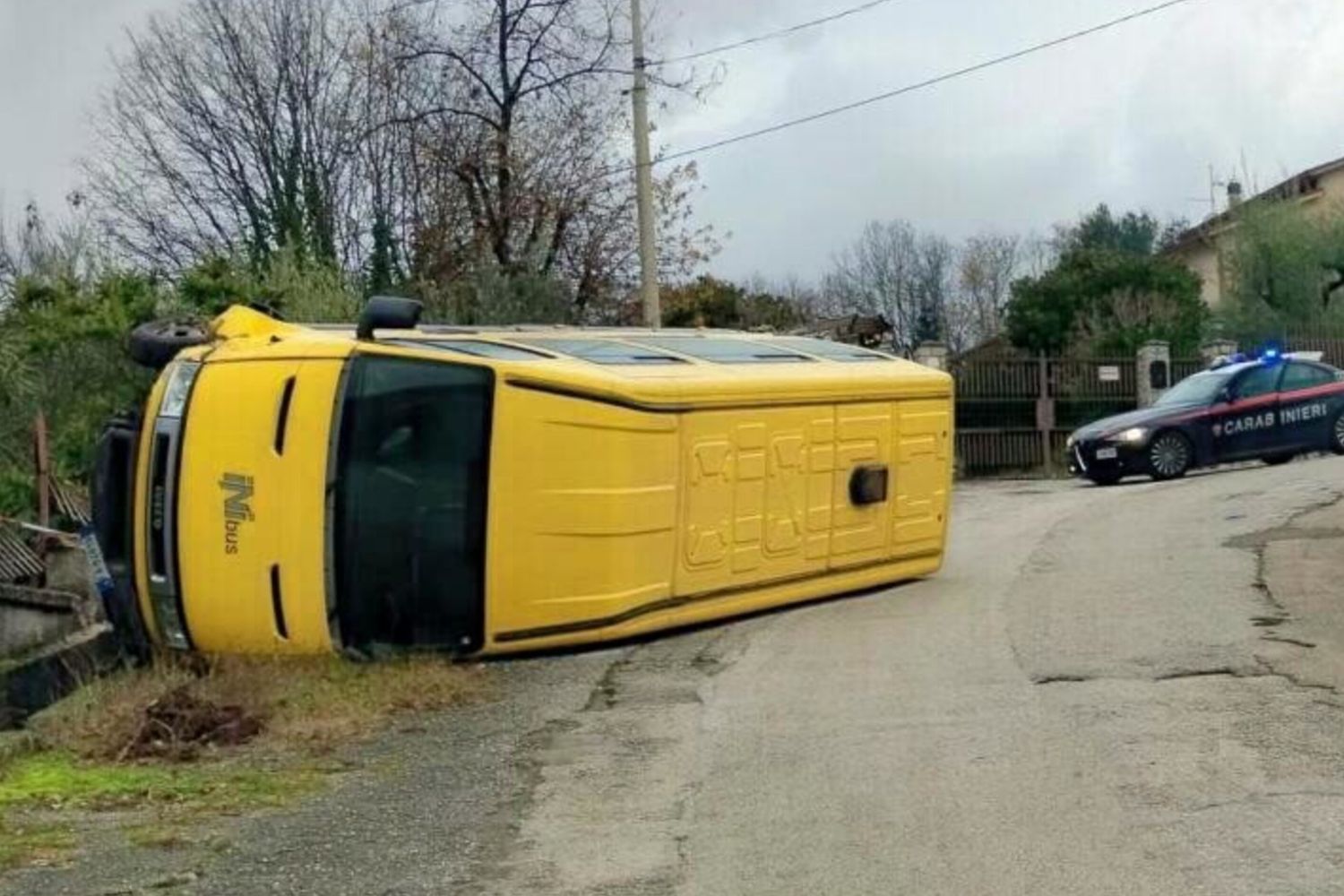 Scuolabus esce di strada e si ribalta, feriti l'autista e un minore