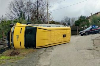 Scuolabus esce di strada e si ribalta, feriti l'autista e un minore