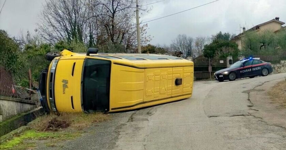 Scuolabus esce di strada e si ribalta, feriti l