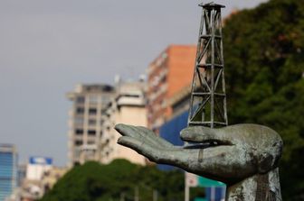 Una scultura che raffigura una raffineria di petrolio venezuelana