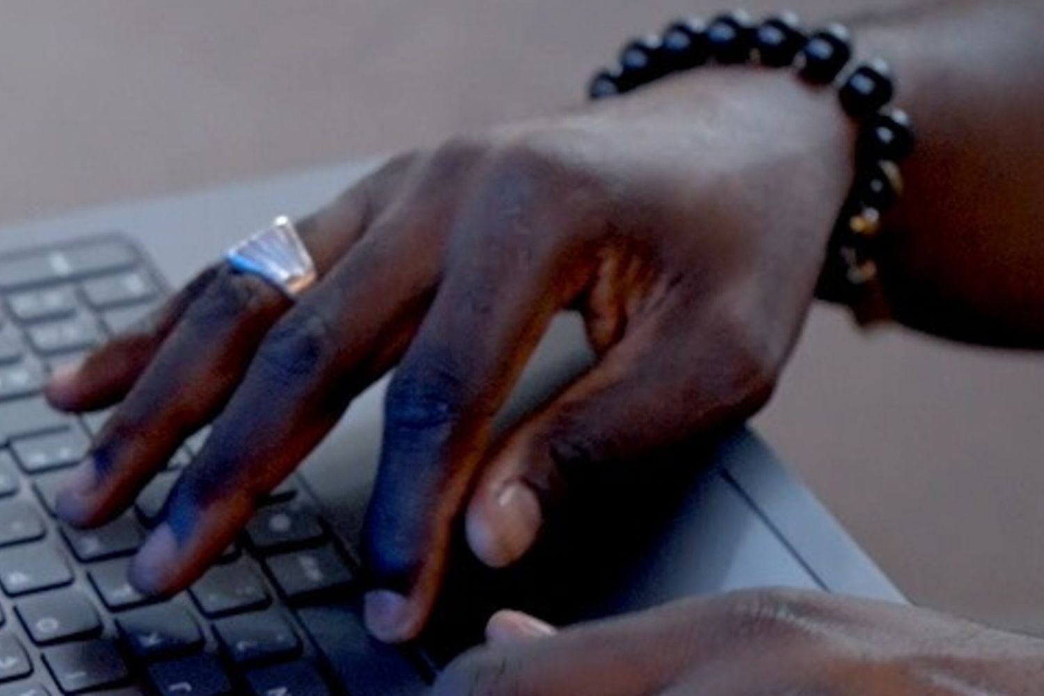 In Senegal, una campagna digitale per decostruire i preconcetti sull'occupazione giovanile