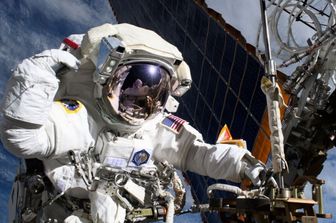 L'astronauta della NASA vicino a uno dei pannelli solari della Stazione Spaziale Internazionale