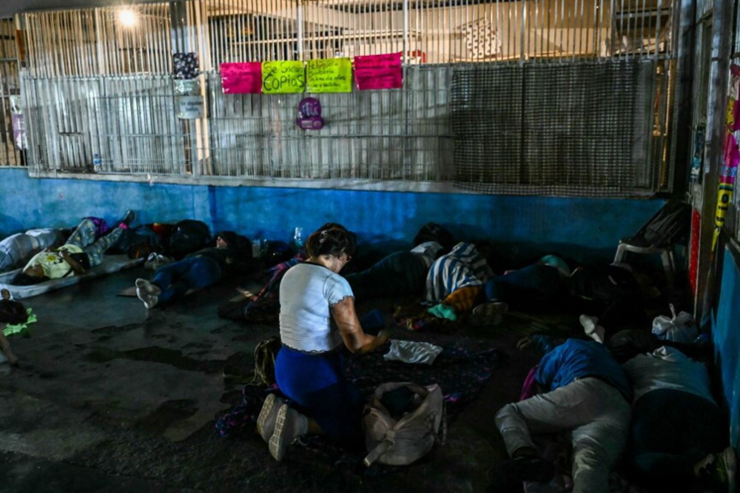 I parenti dei prigionieri politici dormono nell'atrio di un negozio adiacente al carcere di El Rodeo I mentre aspettano il loro rilascio