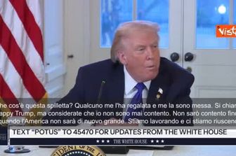 Trump con spilletta di sé stesso cartoon: Si chiama “Happy Trump”, ma io non sono mai contento