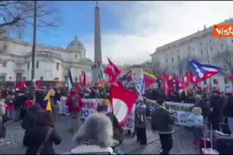 Corteo pro Maduro a Roma sfila verso l'Ambasciata Usa con le bandiere Venezuelane