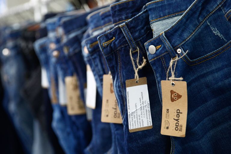 Addio oversize? Il 2026 segna il ritorno degli skinny jeans