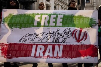 La comunità iraniana in Spagna manifesta contro il regime in Iran